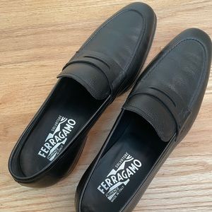 Like New Size 8 Black Salvatore Ferragamo loafers